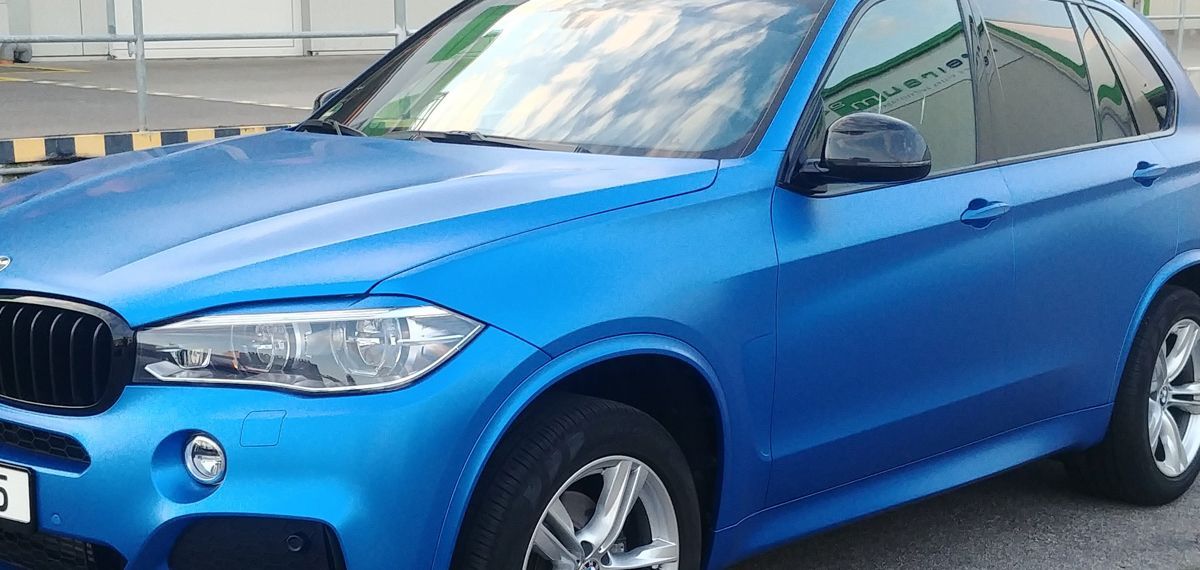 Auto mit getönten Scheiben