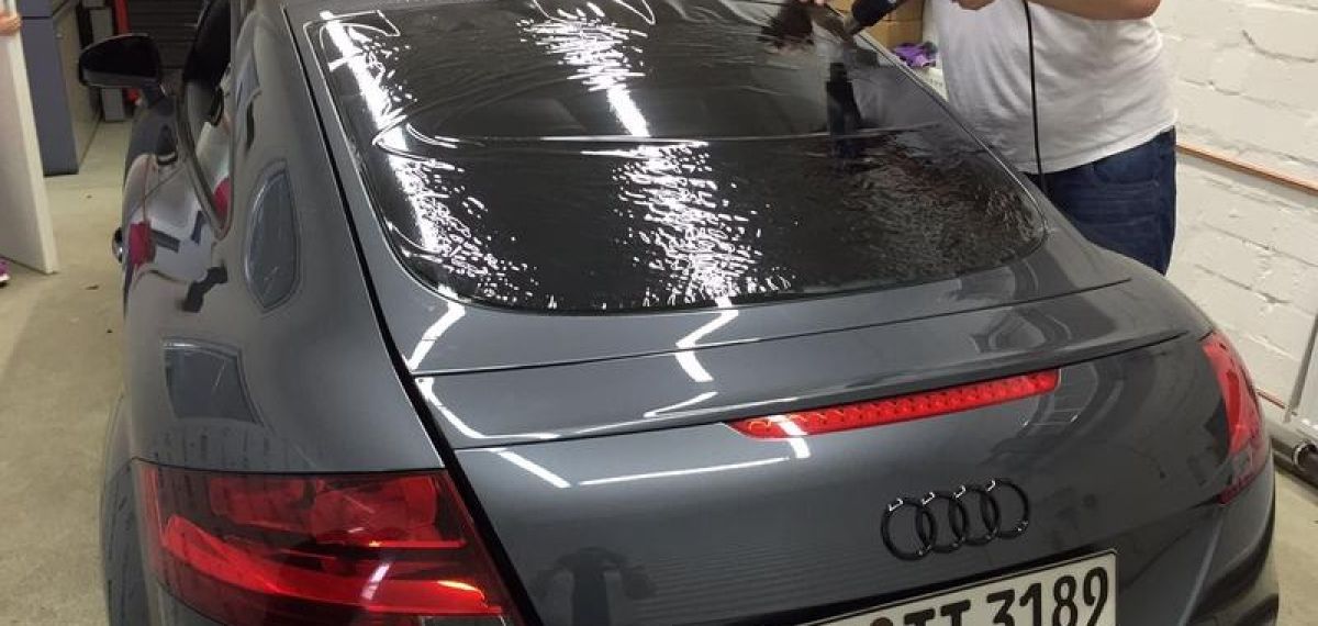 Auto mit getönten Scheiben